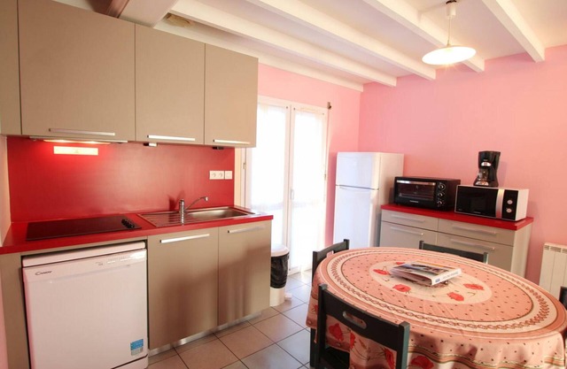 Cozy 2-BR House Near Beach, Surf Spot & Amenities - Sleeps 5
