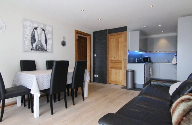 Cozy 2-Room Apartment for 6 with Balcony, Ski Storage, and Prime Location near Slopes and Center