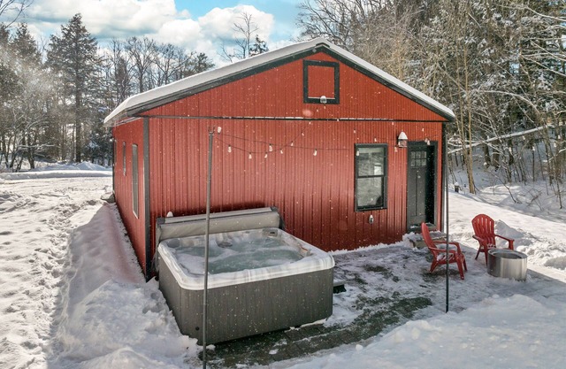 Cozy 2BR/1BA cabin for 6. Fireplace, outdoor fire pit, hot tub, and soaking tub.