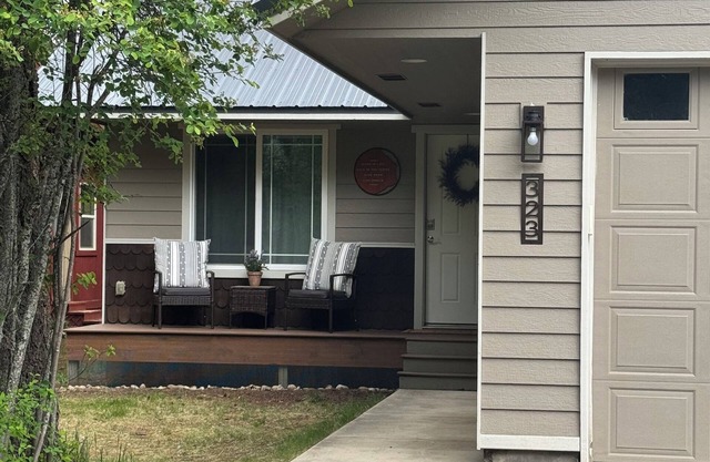 Cozy 2BR/2BA Coolin Getaway Steps Away From Priest Lake, Shops, Food, and Trails