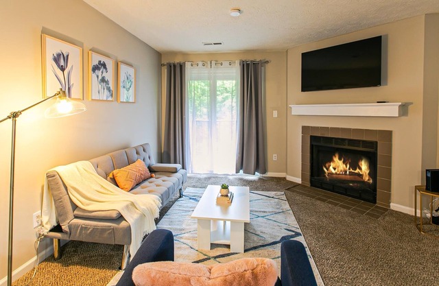 COZY 2BR/2BA w/pool, balcony + FREE parking