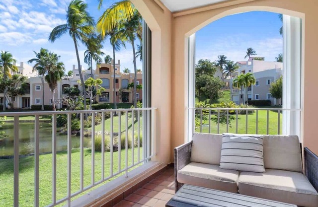 Cozy 2BR Apt w/Pool & Balcony