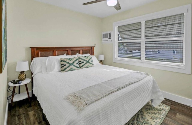 Cozy 2BR Bungalow Near Pier & Downtown