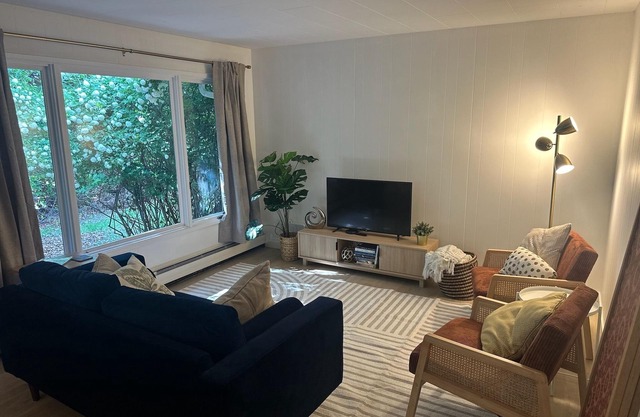 Cozy 2BR Guesthouse in Quiet Penticton – Private Deck, Patio & BBQ