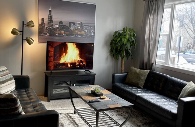 Cozy 2BR haus inn Pilsen with patio and fire pit 🔥