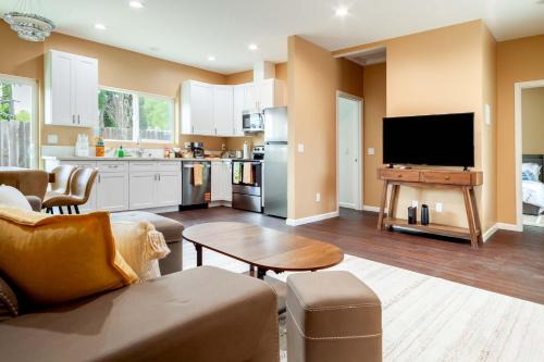 Cozy 2BR Home Mountain Views Pet Friendly