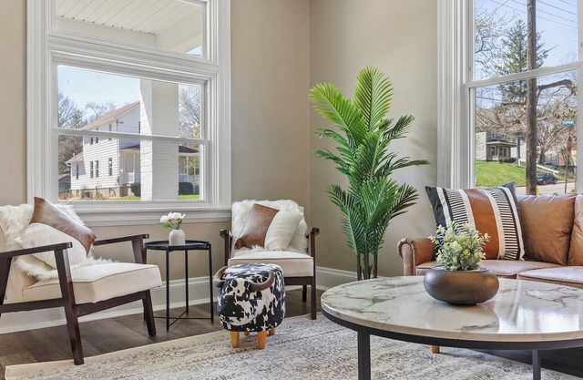 Cozy 2BR Home w/office and parking!