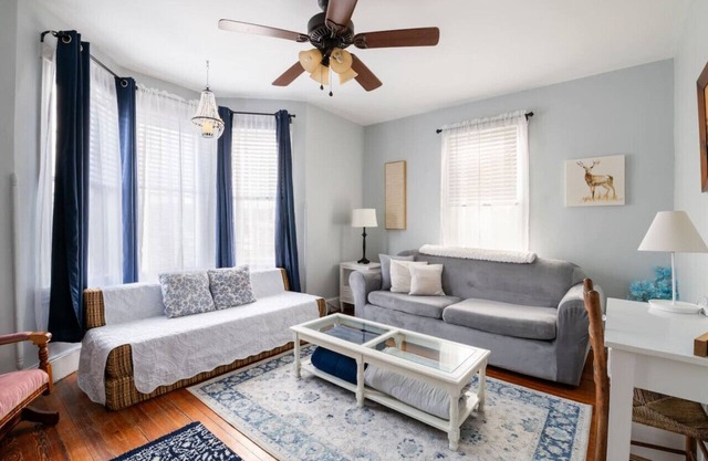 Cozy 2nd Floor3 bedroom unit with off street parking