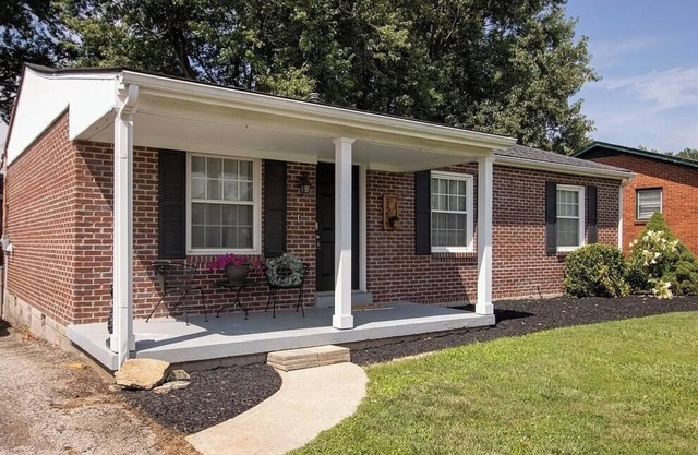 Cozy 3 BD/1B Fenced yard/Deck close to Hospital/Toyota/Horse Park Pet friendlyn