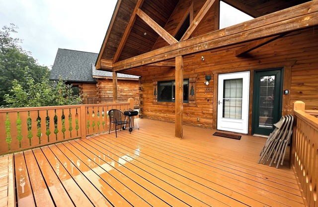 Cozy 3-bdrm cabin in Warrens with AC WiFi and a beautiful view off the back deck