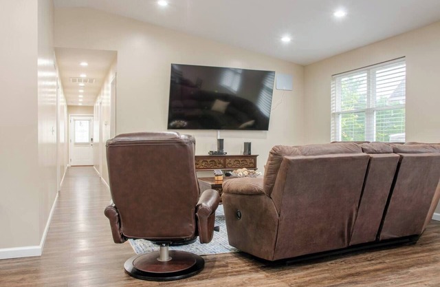 Cozy, 3 Bed & 3.5 Bath - Walk to Uptown & Miami U!
