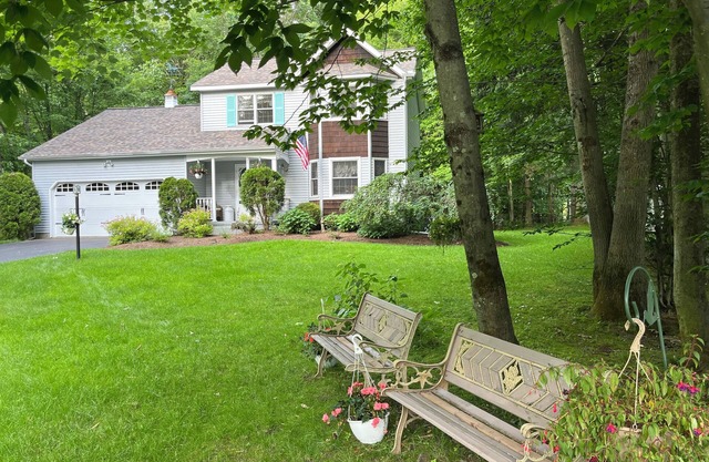 Cozy 3 bedrm colonial near Saratoga Springs and Adirondack/Lake George region.