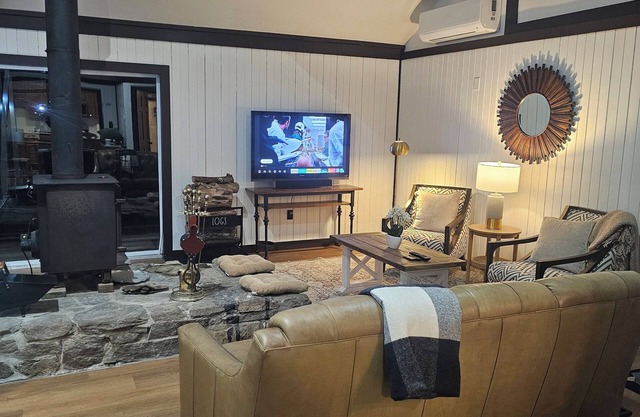Cozy 3-bedroom cabin in Woodbury. With Brook and mountain to enjoy.