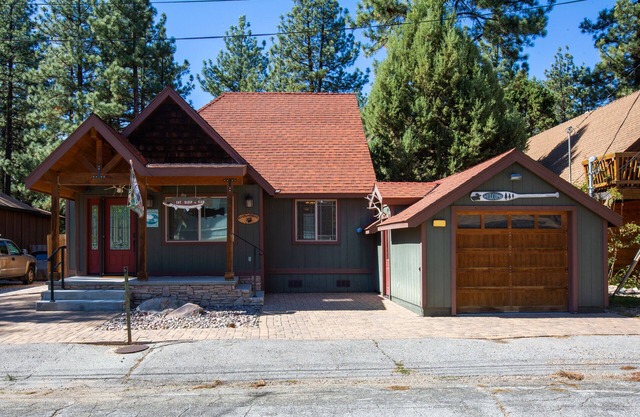 Cozy 3-bedroom cabin with indoor fireplace minutes from the slopes