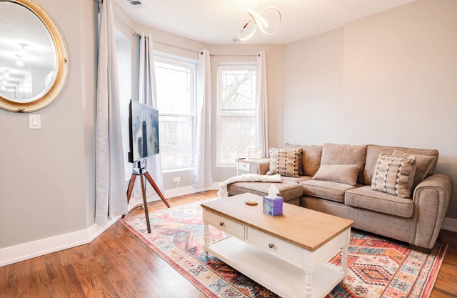 Cozy 3-bedroom condo near University of Chicago