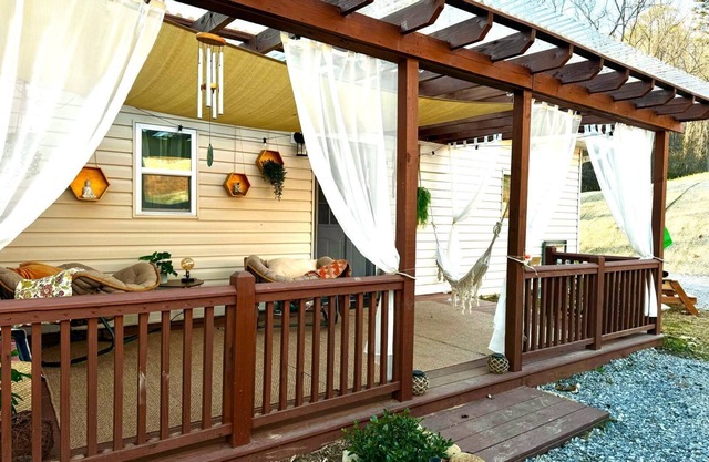 Cozy 3-bedroom house in pleasant, comfortable & relaxing Candler. Dog Allowed
