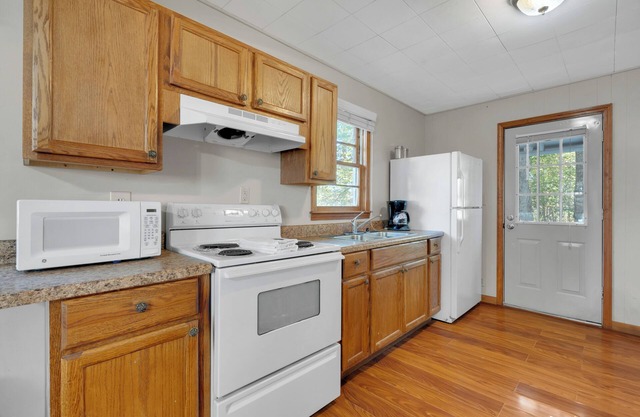 Cozy 3-Bedroom Rustic Cabin 1/2 Mile from Marina and Boat Ramp! #416