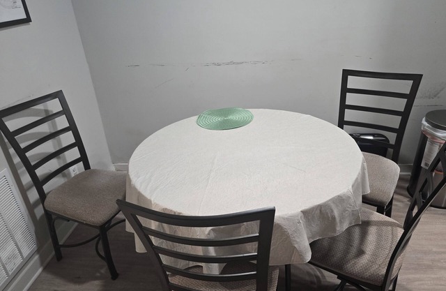 Cozy 3 beds and 2 baths apartment in superb Centreville with fitness room, WiFi