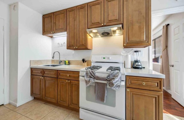 Cozy 3 BR Condo With Pool Access In Riverside