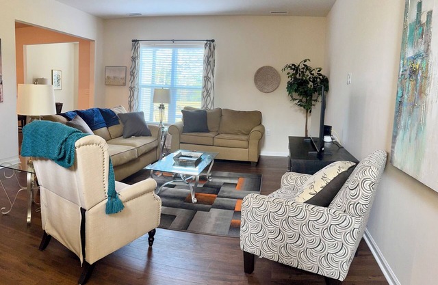 Cozy 3-BR sleeps 6 South Durham UNC, min to Duke, RTP, Airport Master w King bed