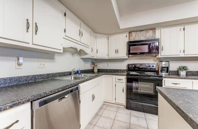Cozy 3BR Townhome-short walk to stadium & hospital