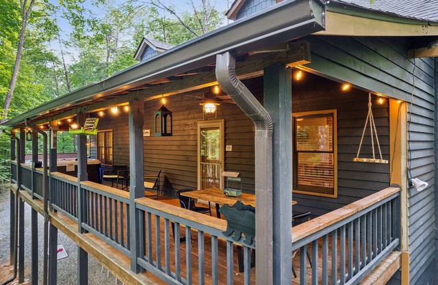 Cozy 4-bedroom cabin in enjoyable Blue Ridge with Game room and Hot tub