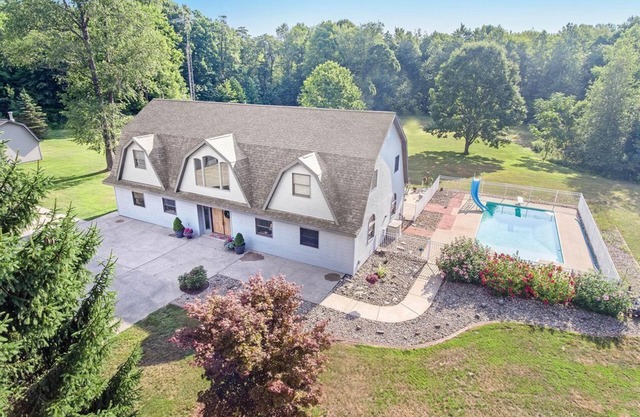 Cozy 4-bedroom house in adorable Watervliet with fitness room, WiFi