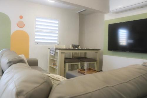 Cozy 4 Guest Apt with Air Conditioning, Free Parking & Wi-Fi