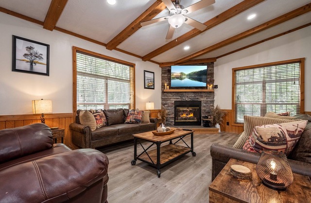 ✩ Cozy 9-Sleeper, Private Hot Tub, Prime Location ✩