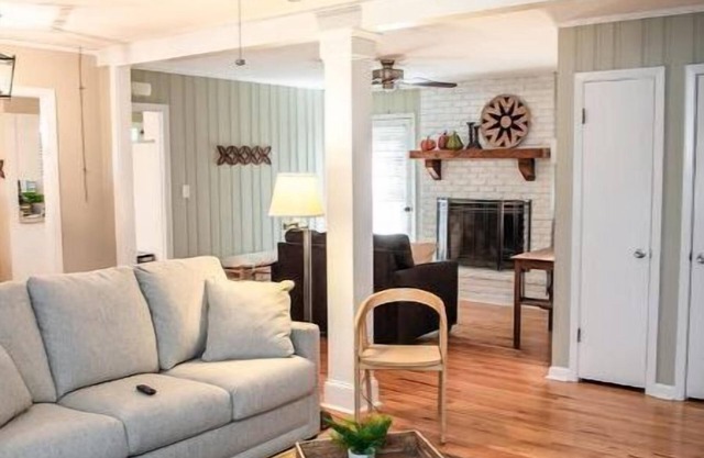 Cozy Adams St Cottage! Short walk to square!
