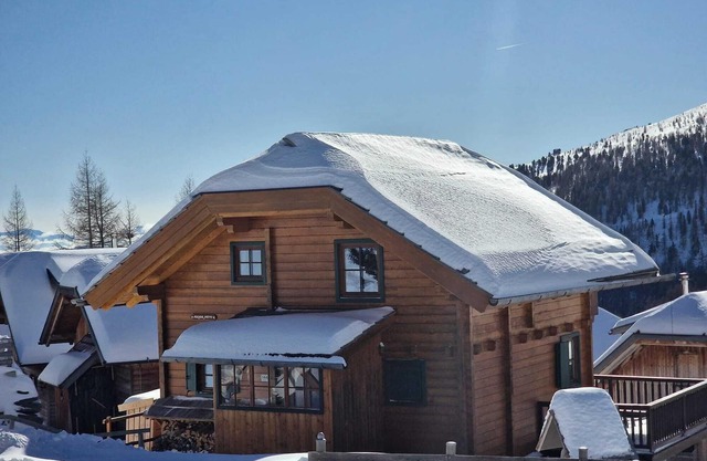 Cozy alpine hut at 1900m on the Heidi-Alm and in winter on the slopes