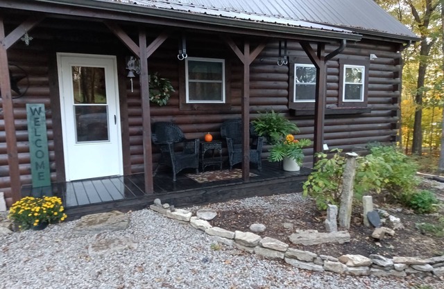 Cozy Amish built cabin in Adams County Ohio, relax and watch the buggies go by.n