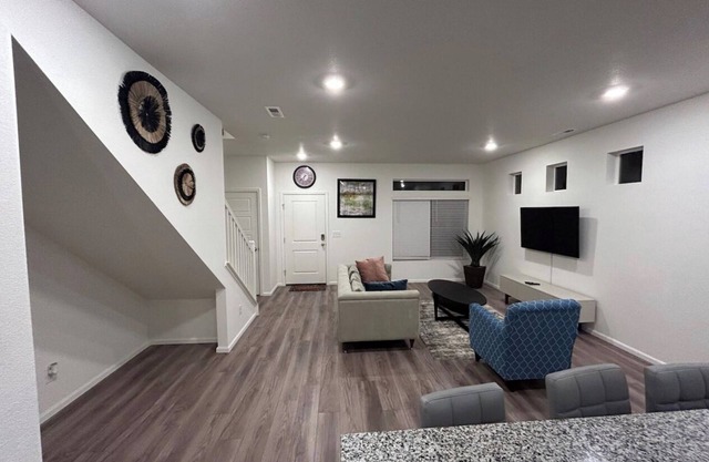 Cozy and cheerful family-sized home 12mins from DIA