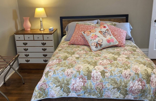 Cozy and clean apartment in a great location. Perfect for 1-2 people.
