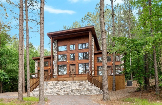 Cozy And Inviting Cabin Retreat w Picturesque Outdoor space w Hot Tub, Firepit