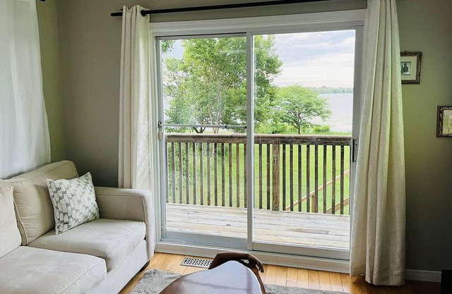Cozy and luxurious four seasons waterfront cottage