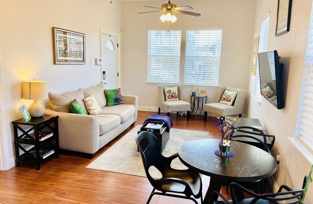 Cozy and Quiet Home Uptown Broadmoor Area