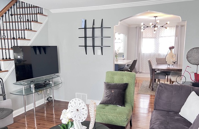 cozy and stylish! minutes from airport, sports complex and other attractions