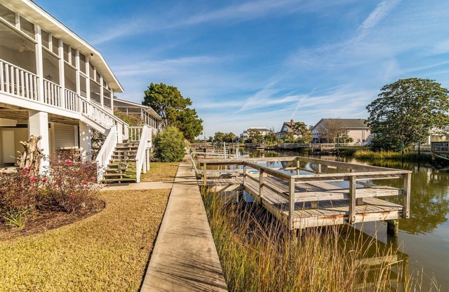 Cozy and Tranquil Creekfront Cottage in Litchfield