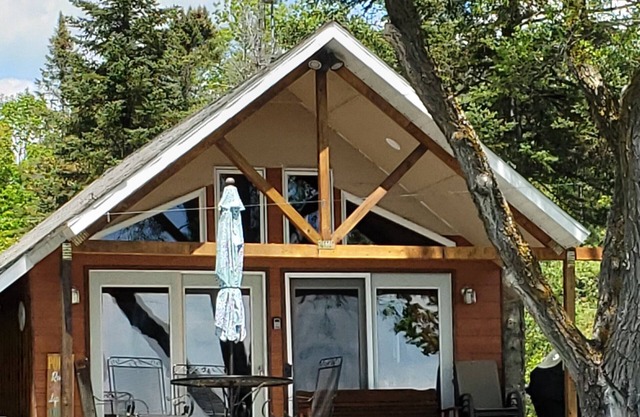Cozy and welcoming 1 bedroom cottage on Pickerel Lake. Sleeps 4.