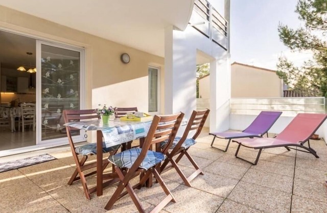 Cozy Apartment with Terrace, Parking, 300m from Beach in Saint-Brevin-les-Pins