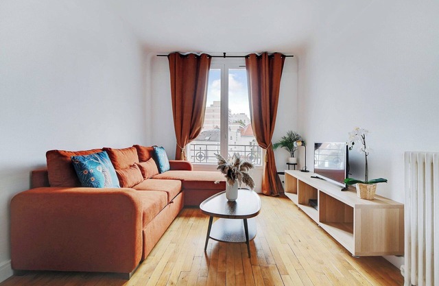 Cozy Apartment 2Bdr/4P - in the Heart of Suresnes
