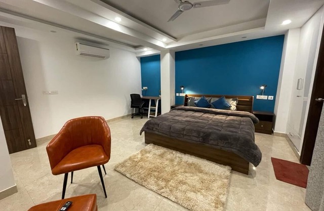 Cozy Apartment 5min walk to the best hangout places in Gurgaon . feel like home.