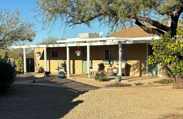 Cozy apartment in Cave Creek on quiet one acre lot with private entrance.
