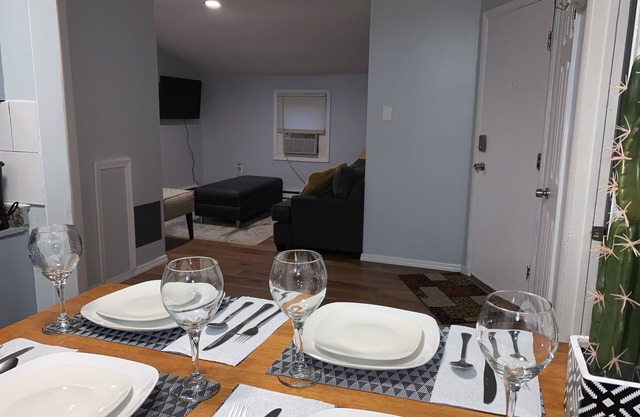 Cozy Apartment in Suburbs - Perfect Long Term Stay