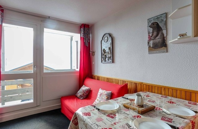 Cozy Apartment in Val Thorens - 4 Guests, South-Facing Balcony, Ski-In/Ski-Out