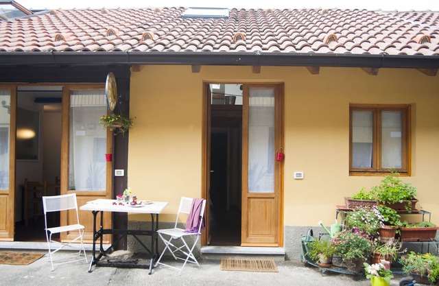 Cozy apartment with a garden, Navigli neighbourhood, quite and central