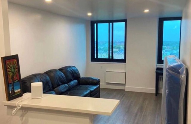 Cozy apartment with Bedroom , New appliances WiFi, AC in Queens On The Beach
