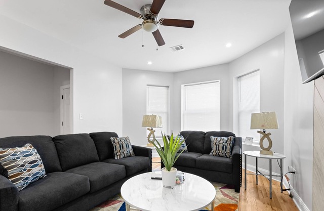 Cozy Apartment with Location near the University of Chicago & Lake Shore Drive