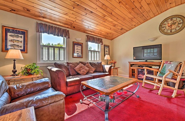 Cozy Apt w/Hot Tub & Deck, 10 Mi to Stowe Resort!